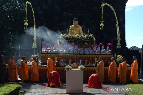 Puja tiga langkah Namaskara Waisak 2569 BE di Candi Sojiwan