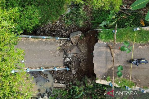 Jembatan ambruk di Pasuruan akibat terjangan arus sungai