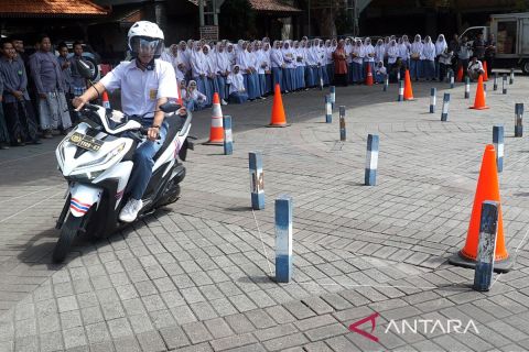 Coaching Clinic Road Safety di Ponpes Tebuireng, upaya tingkatkan berkendara yang aman dan beretika