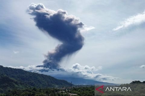 Gunung Marapi erupsi, kolom abu capai 1,6 kilometer di atas puncak