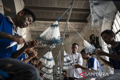 Warga binaan pemasyarakatan Lapas Ambarawa latih kemandirian dengan memproduksi jaring ikan
