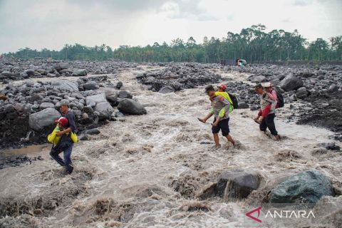 Sebanyak 474 warga terisolasi akibat banjir lahar hujan Gunung Semeru