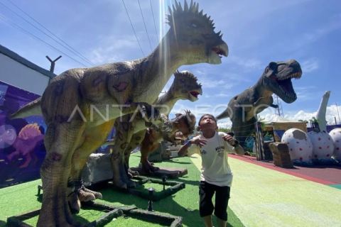 Wisata hiburan wahana dinosaurus di Padang