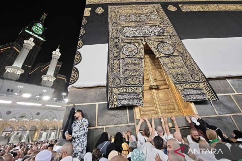 Kakbah dipasangi kain ihram menandai mulainya musim haji 1446 H