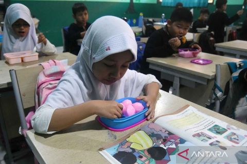 Dapur SPPG program MBG di Kota Bogor diberhentikan, siswa membawa bekal makanan dari rumah