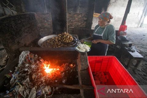 Produksi tahu dengan bahan bakar sampah plastik di Krian