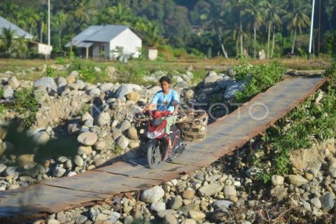 Jembatan darurat pasca banjir bandang tetap dimanfaatkan