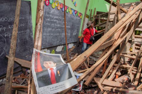 Bangunan kelas sebuah SD di Lumajang ambruk akibat lapuk