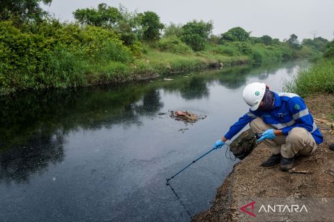 Sungai Cirarab tercemar lindi dari TPA Jatiwaringin