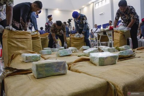 TNI AL gagalkan penyelundupan kelas kakap 705 kg sabu dan 1,2 ton kokain