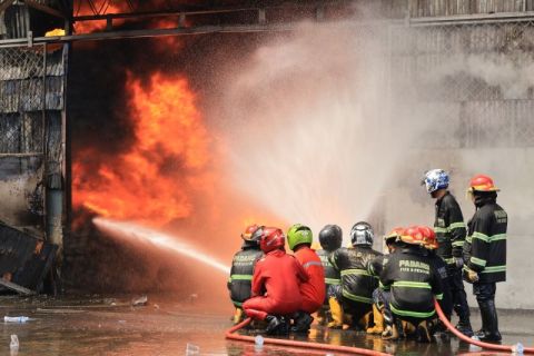 Berjibaku memadamkan api