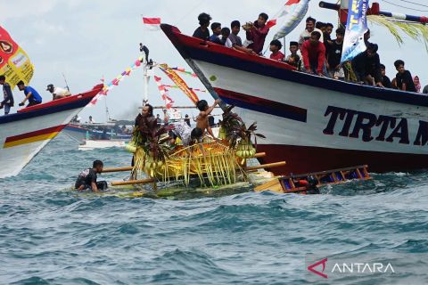 Nelayan Trenggalek gelar tradisi Labuh Laut Sembonyo sebagai bentuk syukuran