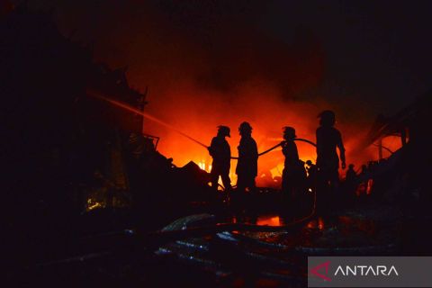 Pabrik karet di Padang terbakar