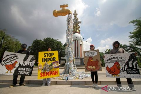 Aksi menolak sampah plastik untuk bahan bakar produksi tahu
