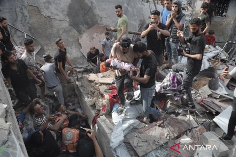 Warga menyelamatkan bayi dan anak usai serangan udara Israel di Jalur Gaza