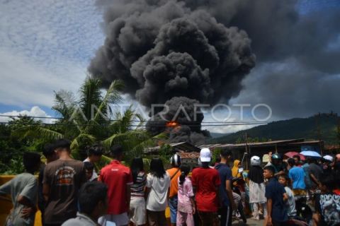 Kebakaran pabrik karet di Padang