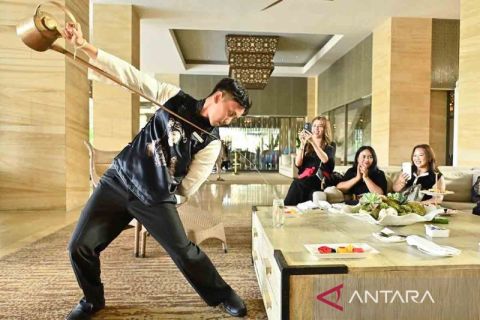 Atraksi seduh teh dalam perayaan Hari Teh Internasional