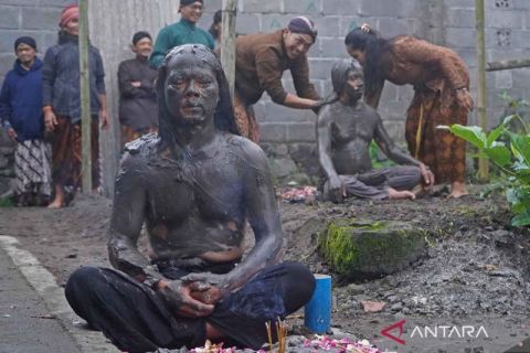 Seniman sampaikan pesan pentingnya konservasi lingkungan lewat teatrikal Jamasan Lendut