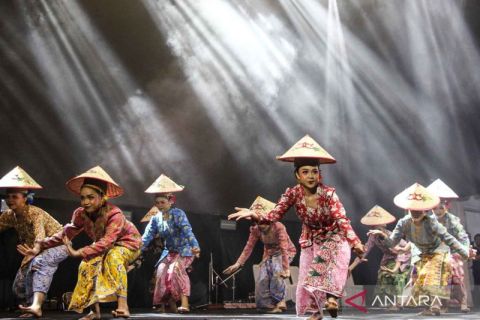 Festival Budaya Isen Mulang 2025 dimeriahkan dengan lomba tari pesisir Suku Dayak