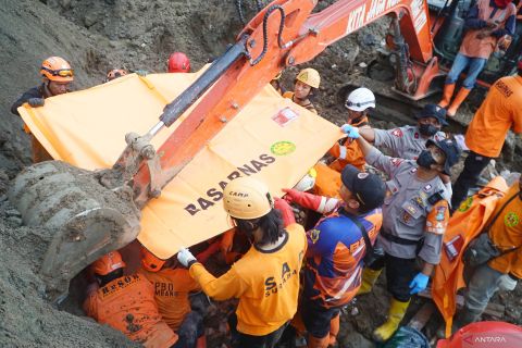 Tim SAR evakuasi dua korban longsor di Trenggalek