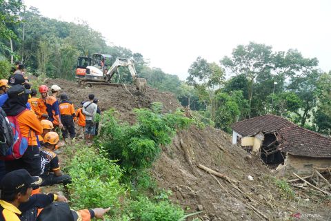 Evakuasi enam korban bencana longsor Trenggalek libatkan alat berat