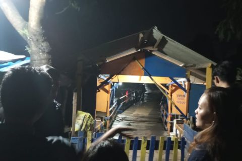 Baru saja, jembatan apung Cijeruk-Beleendah ambruk saat banyak motor melintas