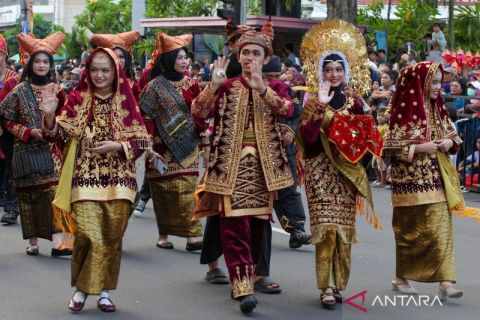 Parade Surabaya Vaganza 2025 untuk menyemarakkan HUT ke-732 Kota Surabaya