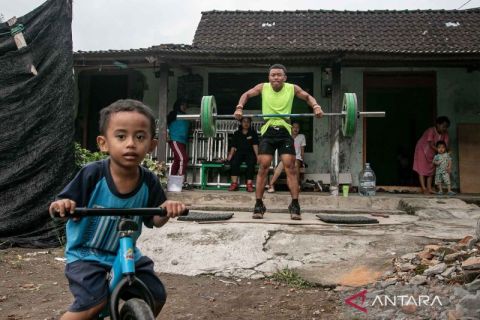 Minim sarana dan prasarana latihan tidak menyurutkan semangat atlet angkat besi untuk terus berlatih