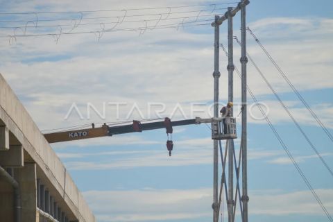 Pemasangan pengaman pengguna jalan tol Padang - Sicincin