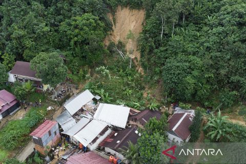 Tanah longsor timbun empat rumah di Samarinda