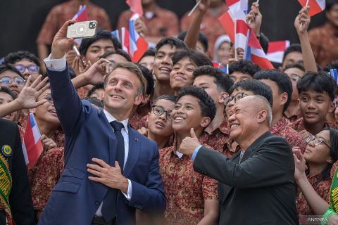 Kunjungi UNJ, Presiden Macron layani permintaan swafoto