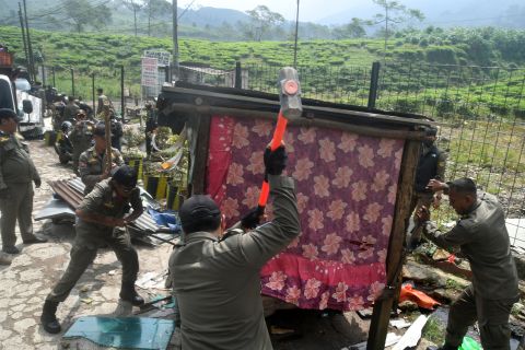 Puluhan lapak PKL di jalur wisata Puncak dibongkar petugas
