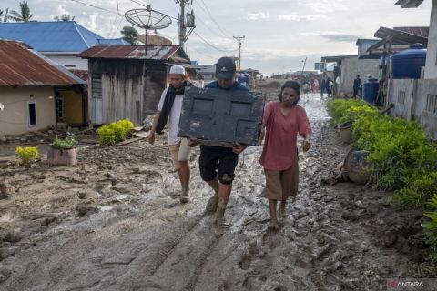 Berton-ton lumpur pascabanjir bandang Donggala sisakan pekerjaan rumah bagi warga