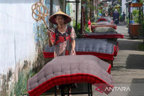 Tradisi mepe kasur sebagai simbol penyucian diri dan lingkungan Suku Osing