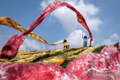 Melihat produksi kain pantai untuk ekspor di Sukoharjo