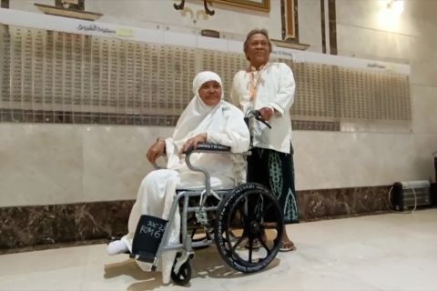 Bahagianya! Love-Bird Lansia berkursi roda ini bisa berhaji bersama