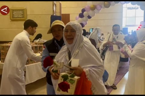 Haru dan bahagia warnai suasana Jamaah kloter 1 saat tiba di Makkah