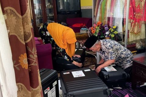 Berkat nabung dari jualan es campur, sepasang lansia bisa naik haji