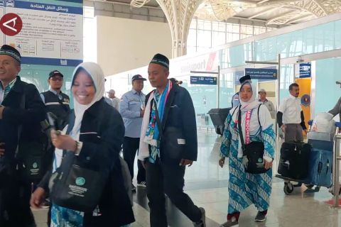 Jamaah haji khusus tiba di Madinah, apa bedanya dengan haji reguler?