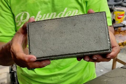 Kelurahan Pekunden Kota Semarang olah sampah plastik jadi paving block