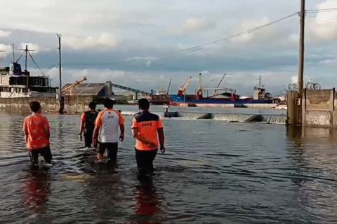 Pelabuhan Tanjung Emas banjir akibat pagar pembatas laut jebol
