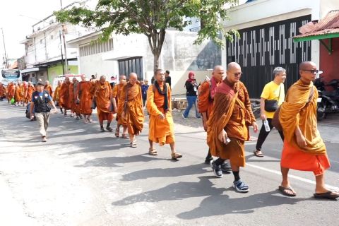 Perjalanan spiritual Thudong, 36 biksu tiba di Pekalongan