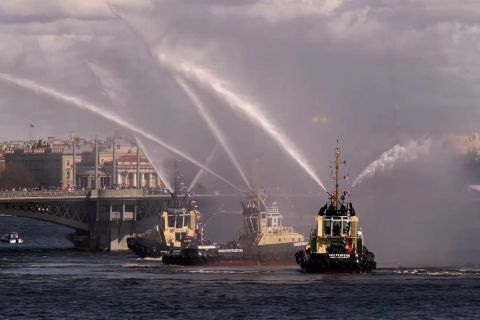 St. Petersburg awali musim turis dengan Festival Kapal Pemecah Es