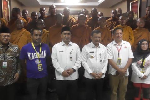 Biksu Thudong sambangi kantor Gubernur Jateng
