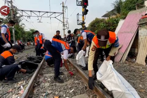 KAI Daop 1 ingatkan masyarakat waspada risiko kecelakaan akibat sampah