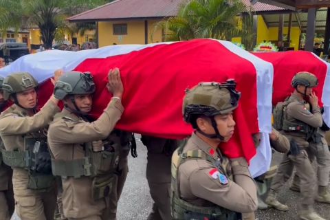 Upacara militer iringi pemberangkatan jenazah dua Brimob ke Serui