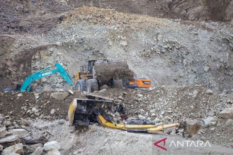 Pencarian korban longsor di lokasi tambang galian C Gunung Kuda