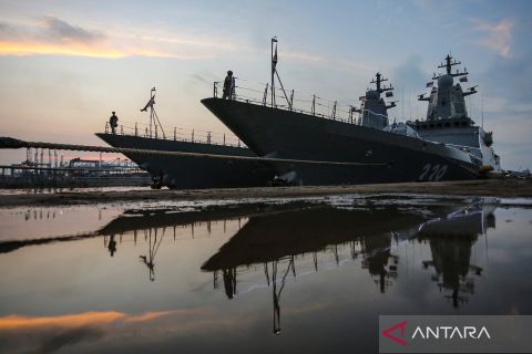 Melihat kapal perang Rusia di Pelabuhan Tanjung Priok
