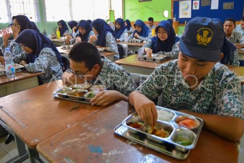 Program MBG dimulai di Padang