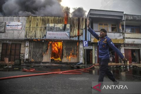 Api lahap deretan toko elektronik di Ternate, kerugian capai tatusan juta